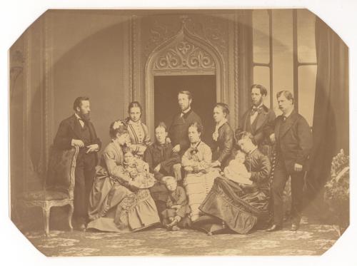 Anonimo, I fratelli Biolley con i familiari: [da sx in piedi] Jules, Cécile, Alexis, Olga, Emile, Charles Gay; [sedute]: Erminia Bertazzi (con Samuel), Mina Stürenburg (con Maximilian Rodolphe), Lina, Mathilde (con ?), 1875 circa, albumina/ carta, CC BY-SA