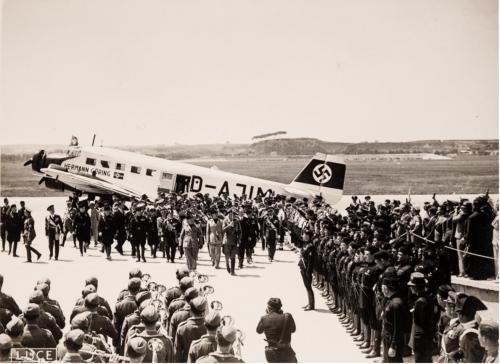 Istituto Nazionale Luce, Visita diplomatica in Italia del Feld Maresciallo Von Blomberg Ministro della Guerra del Reich. Arrivo all’aeroporto di Ciampino. C.S.P., FONDO “ASINARI ROSSILLON DI BERNEZZO”, FASC. 19, 06/1937, gelatina ai sali d'argento, CC BY-SA