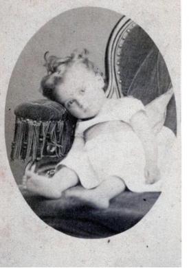 Luigi Montabone, Foto-ritratto di bebè. C.S.P., FONDO “CASTELLO DI VALPERGA C.SE”, FASC. 183, ante 1865, albumina, CC BY-SA