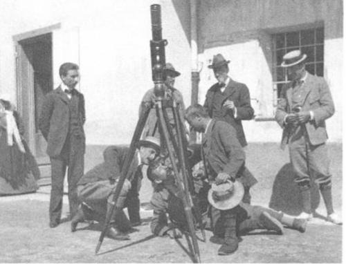 Anonimo, Gruppo di escursionisti in Valle d’Aosta mentre guardano un’eclissi solare. C.S.P., FONDO “ARRIGO FRUSTA”, FASC. 50, ante 1906, albumina, CC BY-SA