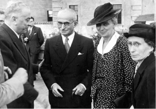Anonimo, Il Presidente della Repubblica Luigi Einaudi, insieme alla moglie Ida Pellegrini e alla sorella. C.S.P., FONDO “RENZO GANDOLFO”, FASC. 140, ante 1961, gelatina ai sali d'argento, CC BY-SA