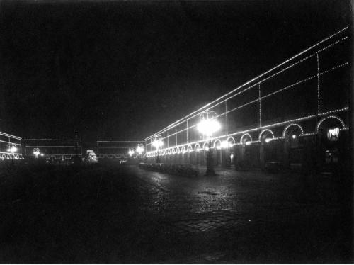 Mario Gabinio, Torino. Piazza San Carlo. Veduta notturna verso sud, con i palazzi profilati dalle luminarie. ARCHIVIO ISTITUZIONALE DEL C.S.P., FASC. II.9.M-7, 02/02/1930, gelatina ai sali d'argento, CC BY-SA