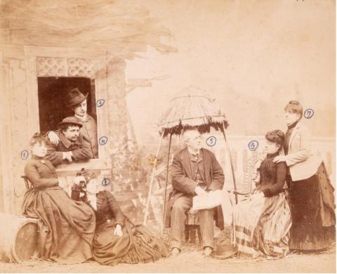 Anonimo, Foto di scena della Compagnia Teatro Dialettale Torinese con Bianca Rovida, Federico Bonelli, Luigi Gerbola, Gina Cortassa, e Virginia Sartori,. C.S.P., FONDO “ANGELO ALESSIO”, FASC. 33, 1885 circa, albumina, CC BY-SA