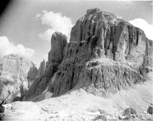 Mario Gabinio, Veduta della parete nord del Gruppo di Sella. C.S.P., FONDO “RENZO GANDOLFO”, FASC. 120, 1935, albumina, CC BY-SA