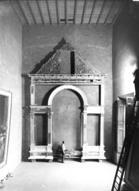 Ferrara, Pinacoteca Nazionale: veduta con la cornice del Polittico Costabili, CC BY-NC-ND