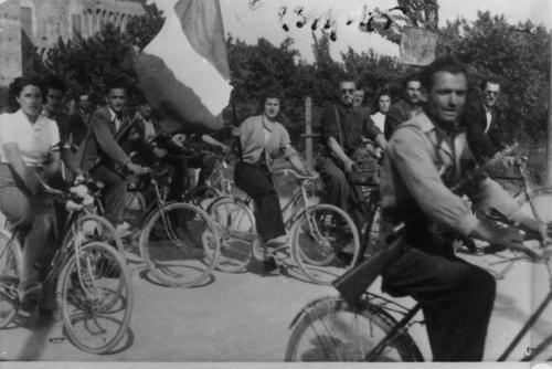 Sfilata per la Liberazione, 23/04/1945, gelatina ai sali d'argento, CC BY-SA