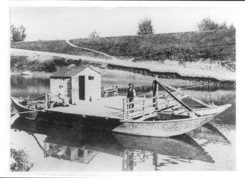 Traghettatore al Passo dell'Uccellino sul fiume Secchia, post 1920, gelatina ai sali d'argento, CC BY-SA