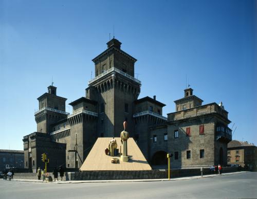 Ferrara, Castello Estense: Veduta durante la mostra di Giorgio De Chirico del 1985, CC BY-NC-ND