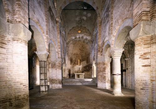 Bologna, Basilica di S. Stefano, Chiesa dei Ss. Vitale e Agricola: veduta interna verso l'altare, CC BY-NC-ND