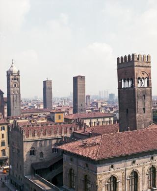 Bologna, Ripresa di torri e campanili dalla Torre dell'orologio di Palazzo d'Accursio, CC BY-NC-ND