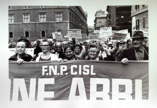 Manifestanti presenti al presidio unitario dei pensionati svoltosi a Roma presso piazza Santi Apostoli, 01/06/1977, CC BY-SA