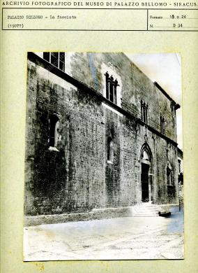 Archivio fotografico Galleria Reg. di Palazzo Bellomo, Stampa su carta fotografica bianco e nero, in formato 18X24 cm., risalente probabilmente al 1907, posta su cartoncino dell’Archivio fotografico della Galleria Reg. di Palazzo Bellomo, già Museo Nazionale. Il soggetto è la veduta del prospetto principale di Palazzo Bellomo, ripreso da via Capodieci, in Ortigia. L’autore non è indicato., Stampa B/N da pellicola, CC BY-NC-ND