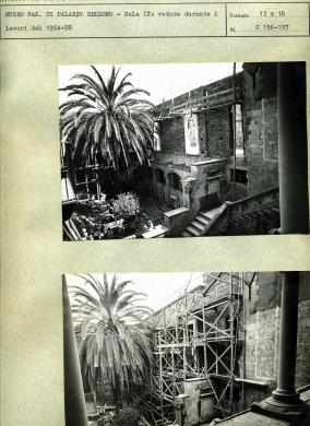 Archivio fotografico Galleria Reg. di Palazzo Bellomo, Due stampe fotografiche in bianco e nero, in formato 13X18 cm., risalenti al 1952-1954 durante i lavori di ristrutturazione dei palazzi Bellomo e Parisio, in particolare con la ripresa dalla loggetta al piano superiore di Palazzo Bellomo, si nota la costruzione dell’impalcatura per ristrutturare il vestibolo e il portico di Palazzo Parisio, che affaccia sul Cortile degli Stemmi. L’autore non è indicato., Stampe in B/N da pellicola, CC BY-NC-ND