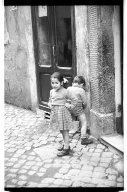 Carlo Bavagnoli, Bambini da Gente di Trastevere, 1957, gelatina bromuro d'argento/pellicola in rullo negativa (acetato), CC BY-NC-ND