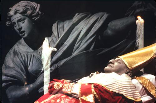 Carlo Bavagnoli, La salma di Papa Giovanni XXIII sotto la statura della Veronica di Mochi, 1963, gelatina bromuro d'argento/pellicola in rullo diapositiva (acetato), CC BY-NC-ND