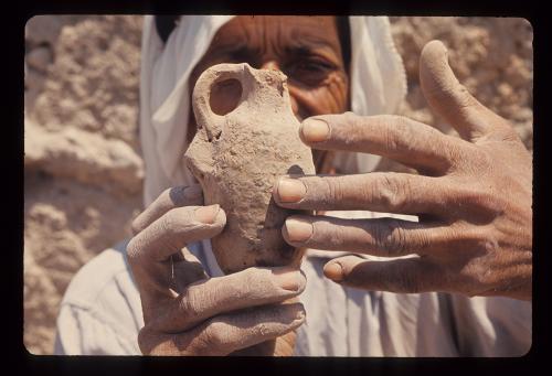 Carlo Bavagnoli, Archeologia - ritrovamento di una piccola anfora nel sito di Shechem (Palestina) risalente al 14 secolo A.C., 1964, gelatina bromuro d'argento/pellicola in rullo diapositiva (acetato), CC BY-NC-ND