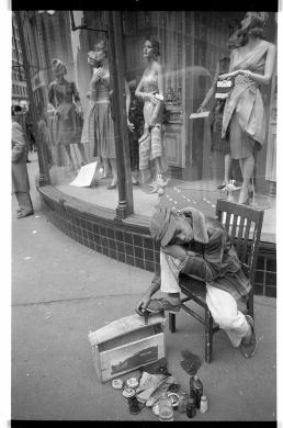 Carlo Bavagnoli, Lustrascarpe - America, 1959, gelatina bromuro d'argento/pellicola in rullo negativa (acetato), CC BY-NC-ND