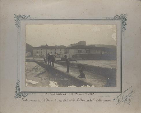 Premiato studio fotografico L. Leonardi, Rieti, Inondazione del Gennaio 1915. Ponte Romano sul Velino, Pesca di tronchi d’albero portati dalla piena., 1915, gelatina ai sali d'argento/ carta, CC BY-SA