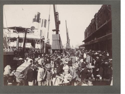 Partenza del Perseo. L’imbarco degli italiani a Buenos Aires., 1904 circa, gelatina ai sali d'argento/ carta, CC BY-SA