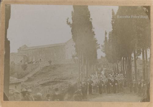 Cesare Bartolotti, Campiglia Marittima (LI), corteo funebre nei pressi della pieve di San Giovanni., 1880, CC BY-SA