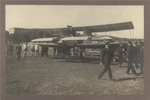 Delagrange con il suo aereo Voisin a Piazza d’Armi a Roma., 05/1908, gelatina ai sali d'argento/ carta, CC BY-SA