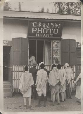 Alfred Eisenstaedt, Die neue blume blüht! Der Photograph in Addis Abeba - Un nuovo fiore sta sbocciando! Il fotografo di Addis Abeba., 1935 circa, gelatina ai sali d'argento/ carta, CC BY-SA