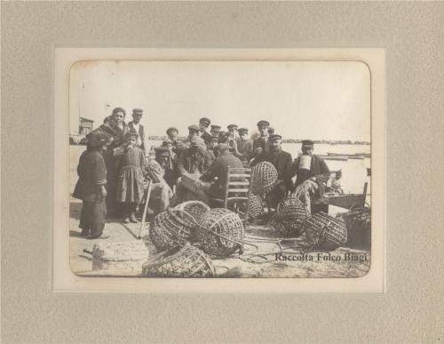 Napoli, pescatori riparano le nasse., ante 1900, gelatina ai sali d'argento/ carta, CC BY-SA