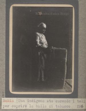 Bahia , una indigena sta cucendo i teli per coprire una balla di tabacco., 1910 circa, gelatina ai sali d'argento/ carta, CC BY-SA