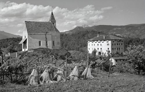 Mario Geat, Castel del Gatto e la chiesetta di San Martino, 28/07/1940, Negativo, bianconero, sali d'argento, CC BY-NC-SA