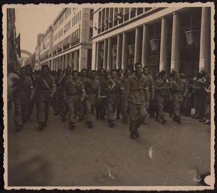 Liberazione. Torino. Sfilata di partigiani a via Roma, 04/1945, CC BY-SA