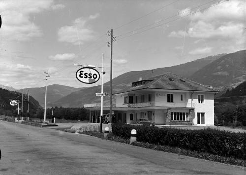 Ex -distributore di benzina ESSO "Laimer"lungo la strada statale del Brennero Velturno, S. Pietro Mezzomonte ARCHIVIO FOTOGRAFICO ERICH PLANINSCHEK, n. 24, CC BY-NC-SA