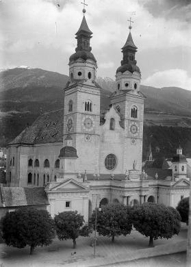 Duomo S. Maria Assunta: veduta da nordovest. BRESSANONE, Piazza Duomo ARCHIVIO FOTOGRAFICO ERICH PLANINSCHEK, n. 51, CC BY-NC-SA
