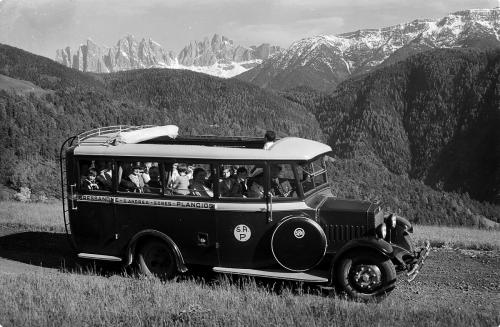 Autobus di linea tra Bressanone - Sant' Andrea in Monte - Eores - Plancios: un torpedone della ditta S. A.P. (Società AN Plancios) di Bressanone sulla via per Eores Eores ARCHIVIO FOTOGRAFICO ERICH PLANINSCHEK, n. 230, CC BY-NC-SA