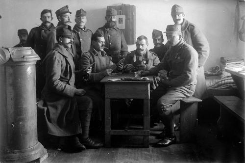 Un gruppo di Kaiserjäger nel loro alloggio che giocano a carte. Garnison ? ARCHIVIO FOTOGRAFICO ERICH PLANINSCHEK, n. 237, CC BY-NC-SA