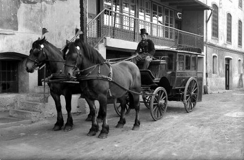 Carrozza a due cavalli con cocchiere in livrea e cilindro seduto sulla cassetta nel cortile dell'Hotel Elefante. BRIXEN, Hotel Elephant ARCHIVIO FOTOGRAFICO ERICH PLANINSCHEK, n. 268, CC BY-NC-SA