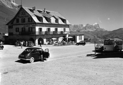 Albergo Maria. Dolomiti, Passo Pordoi ARCHIVIO FOTOGRAFICO ERICH PLANINSCHEK, n. 2496, CC BY-NC-SA