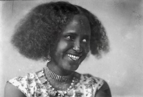 Donna somala, gelatina ai sali d'argento/ vetro, CC BY-SA