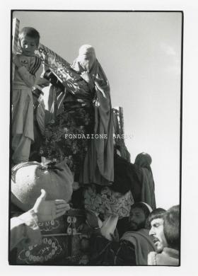 Gigli, Pietro, Afghanistan - "Grande esodo davanti alla guerra che avanza a Nord di Kabul", 1996, CC BY-SA
