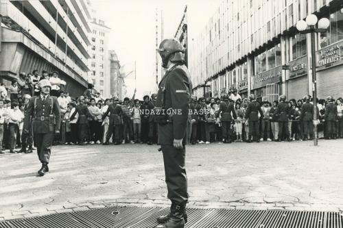Gigli, Pietro, Un gruppo di carabinieri contiene la folla "Carabineros in azione" in Cile, 1986, CC BY-SA