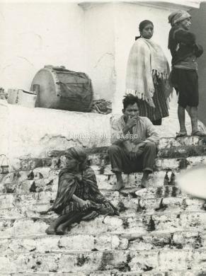 Gigli, Pietro, Guatemala, Chichicasten.Uomini e donne sulle scale, 1971, CC BY-SA