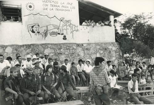 Gigli, Pietro, Contadini e contadine in ascolto del responsabile politico del FMLN.Responsabile del lavoro politico del FMLN parla ai contadini del Carrizal Chalatenango, El Salvador, 1980 circa, CC BY-SA