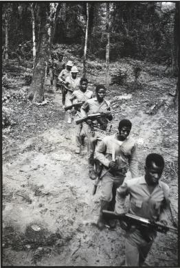 Polimeni, Bruna, Canjafra, colonna di guerriglieri che rientra alla base dopo l'operazione militare, 1971 circa, CC BY-SA Polimeni, Bruna, Canjafra, colonna di guerriglieri che rientra alla base dopo l'operazione militare, 1971 circa, CC BY-SA