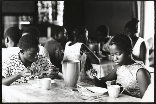 Polimeni, Bruna, La mensa alla Scuola pilota per ragazzi di Conakry, 1971 circa, CC BY-SA Polimeni, Bruna, La mensa alla Scuola pilota per ragazzi di Conakry, 1971 circa, CC BY-SA