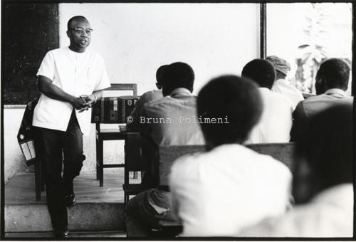 Polimeni, Bruna, Lezione di Amílcar Cabral alla Scuola pilota per ragazzi di Conakry, 1971 circa, CC BY-SA Polimeni, Bruna, Lezione di Amílcar Cabral alla Scuola pilota per ragazzi di Conakry, 1971 circa, CC BY-SA