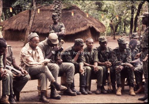 Polimeni, Bruna, Amílcar Cabral in una riunione con guerriglieri ed esponenti del PIAGC, 1971 circa, CC BY-SA Polimeni, Bruna, Amílcar Cabral in una riunione con guerriglieri ed esponenti del PIAGC, 1971 circa, CC BY-SA