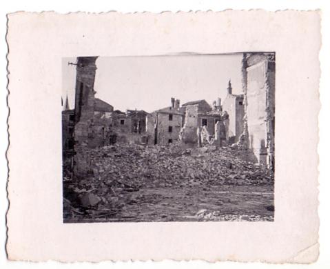 sconosciuto, case di piazza dell'Erbe - Zara - dopo il bombardamento del 15 dic 1943, XX secolo, sconosciuto, CC BY