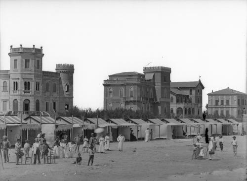 F.lli Contessi, Villini e camerini sul lido, Rimini, 1892 circa, negativo su lastra di vetro, CC BY-SA