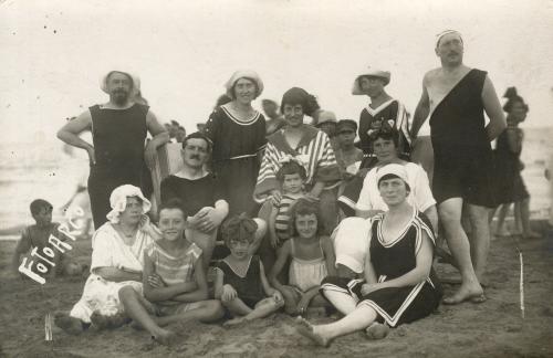 Foto Argo, Bagnanti sulla spiaggia, 1910 circa, gelatina a sviluppo, CC BY-SA