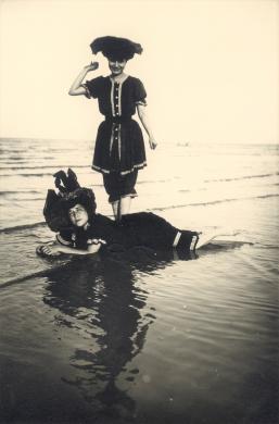 Anonimo, Bagnanti, 1900 circa, gelatina a sviluppo, CC BY-SA