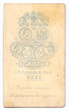 Studio fotografico Tommaso Burato, Zara, uno dei distintivi dello Studio fotografico Tommaso Burato, Zara, posto sul retro della fotografia,  tipico delle "cartes de visite", XIX secolo, sconosciuta, CC BY-SA